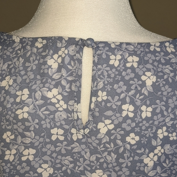 Blue & White Floral Front Faux Knot Top NWT - Picture 4 of 4